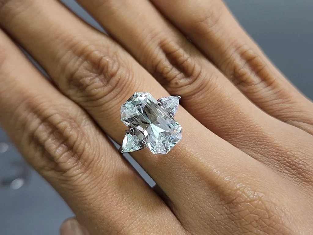Кунцит светло-зеленый в огранке радиант 5,41 карат, Пакистан Изображение №5