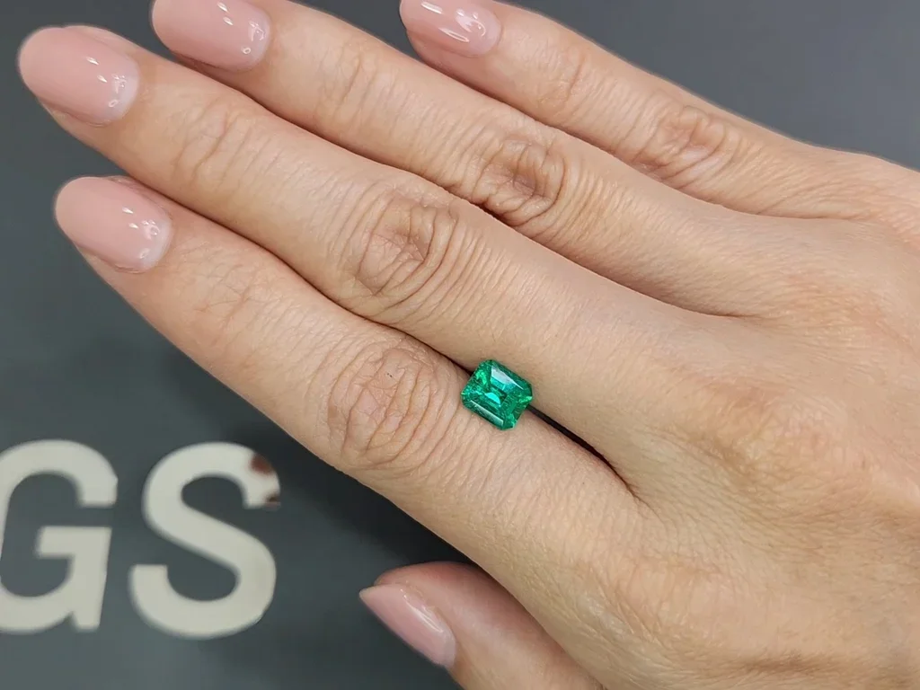 Изумруд цвета Vivid Green 1,12 карат, Колумбия Изображение №2
