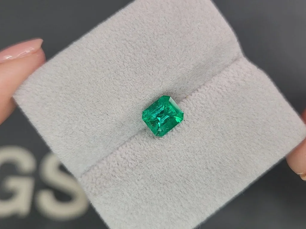 Изумруд цвета Vivid Green 1,12 карат, Колумбия Изображение №4