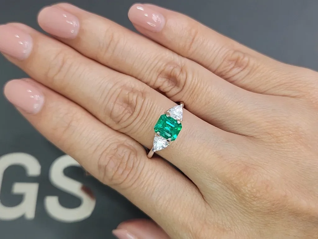 Изумруд цвета Vivid Green 1,12 карат, Колумбия Изображение №5