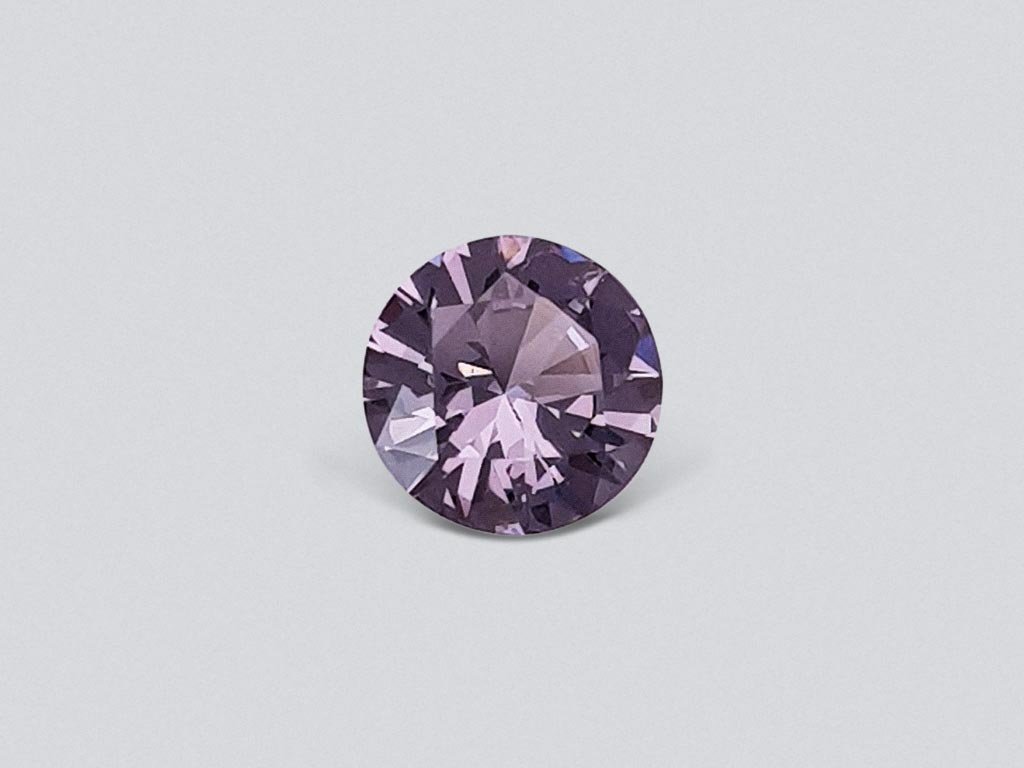 Фиолетовато-серая шпинель в огранке круг 0,73 карата Изображение №1