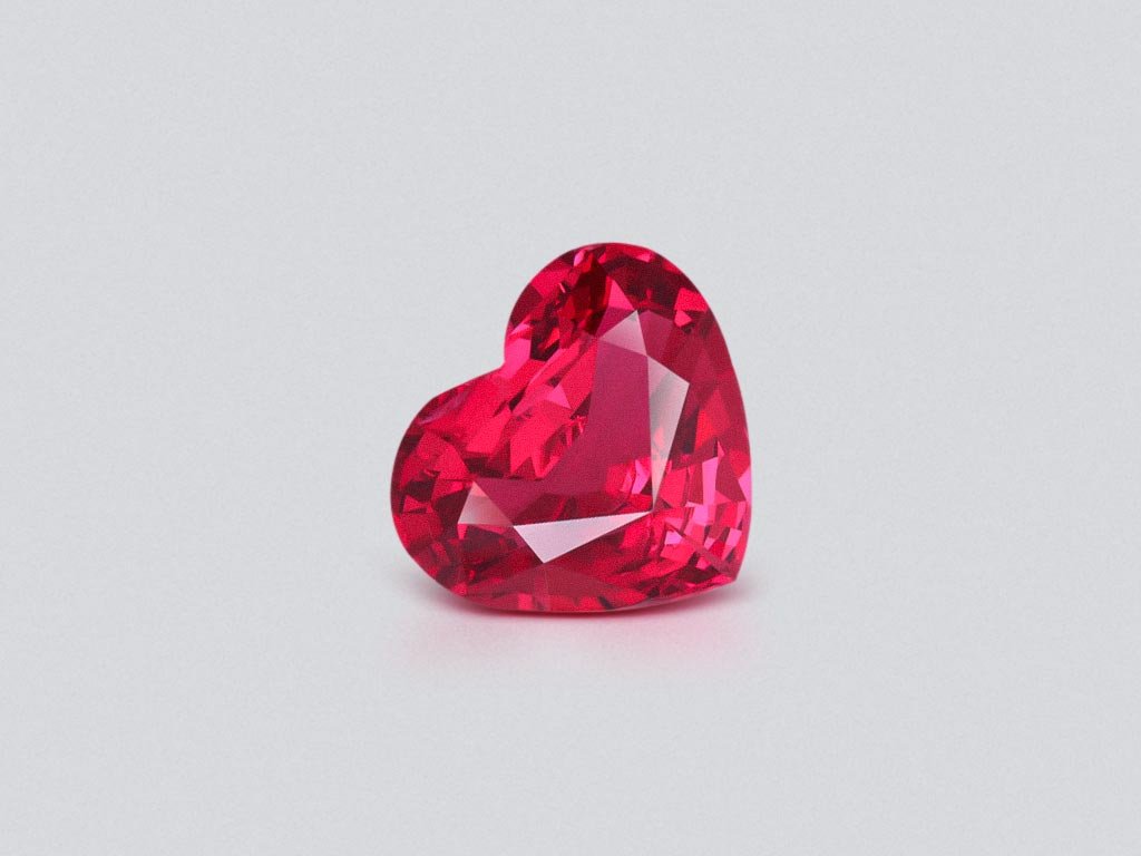 Редкая ярко-красная шпинель цвета Vivid Vibrant Red в огранке сердце 4,15 карат, Вьетнам  Изображение №1