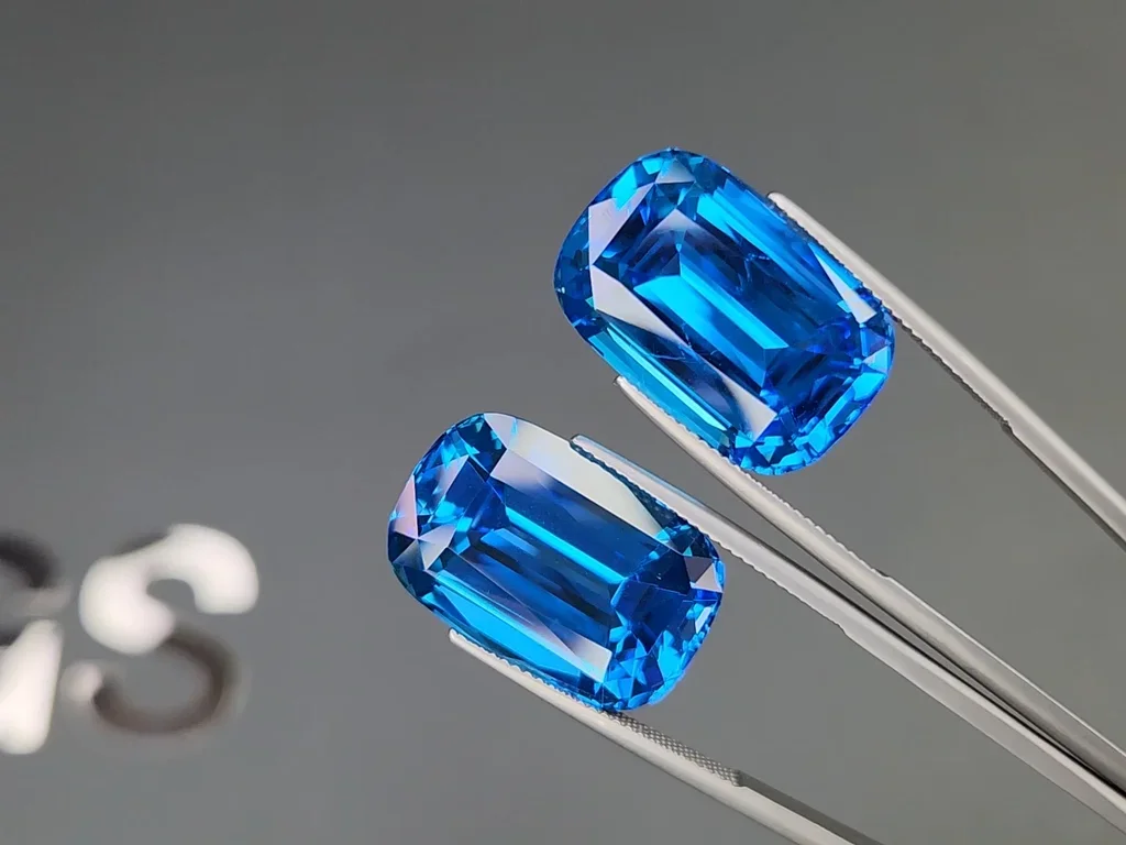 Пара ярко-голубых Swiss Blue топазов в огранке кушон 60,30 карата, Бразилия  Изображение №3