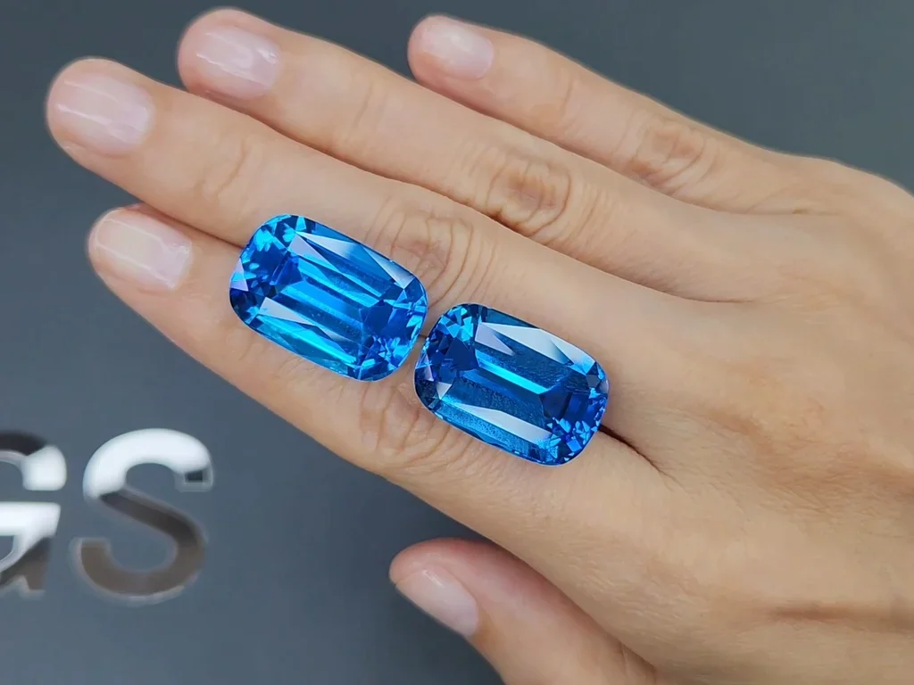 Пара ярко-голубых Swiss Blue топазов в огранке кушон 60,30 карата, Бразилия  Изображение №2