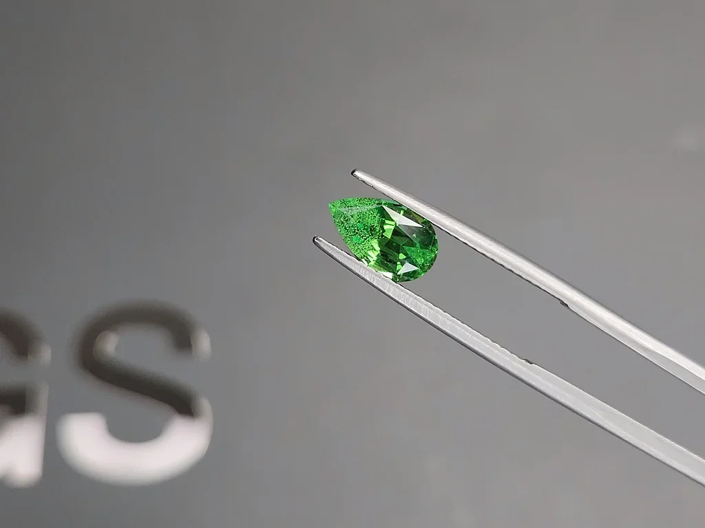 Гранат цаворит Neon Green в огранке груша 1,93 карата, Танзания  Изображение №3