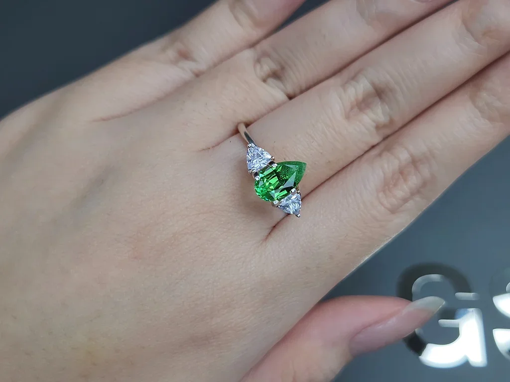 Гранат цаворит Neon Green в огранке груша 1,93 карата, Танзания  Изображение №5
