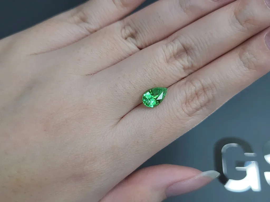 Гранат цаворит Neon Green в огранке груша 1,93 карата, Танзания  Изображение №2