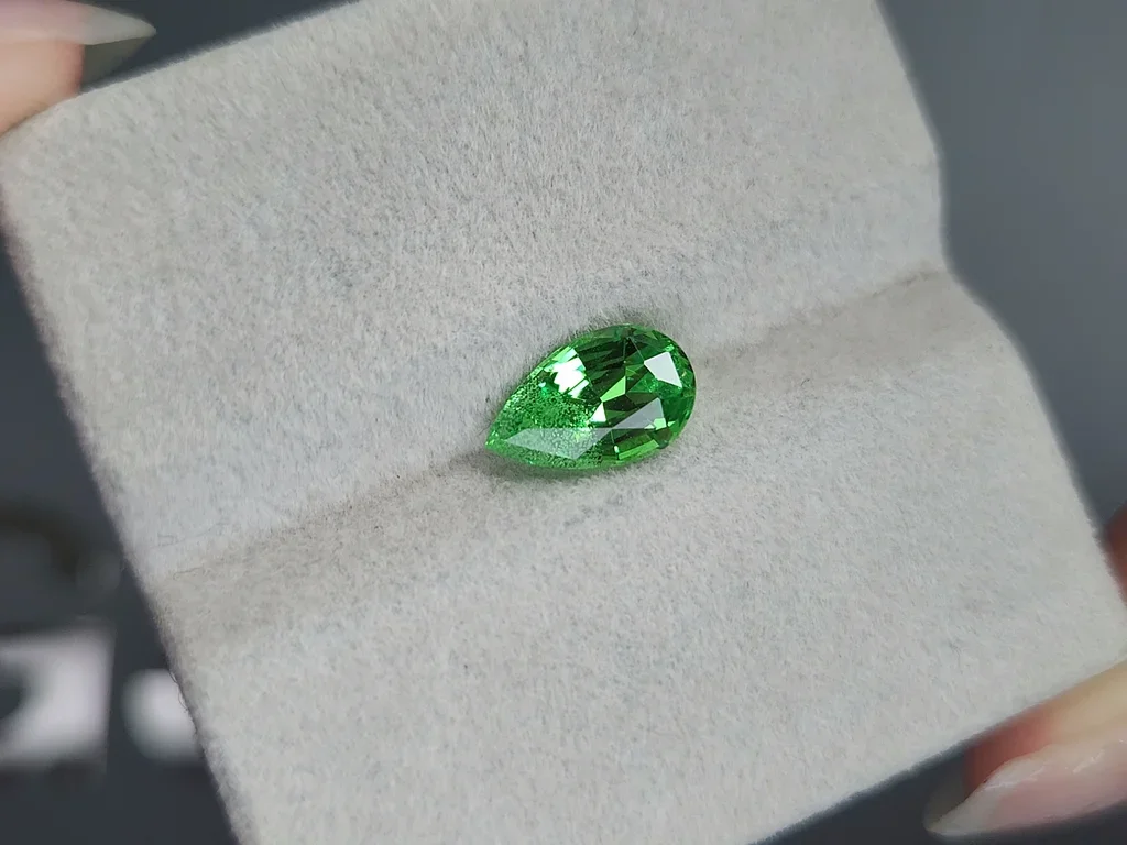 Гранат цаворит Neon Green в огранке груша 1,93 карата, Танзания  Изображение №4