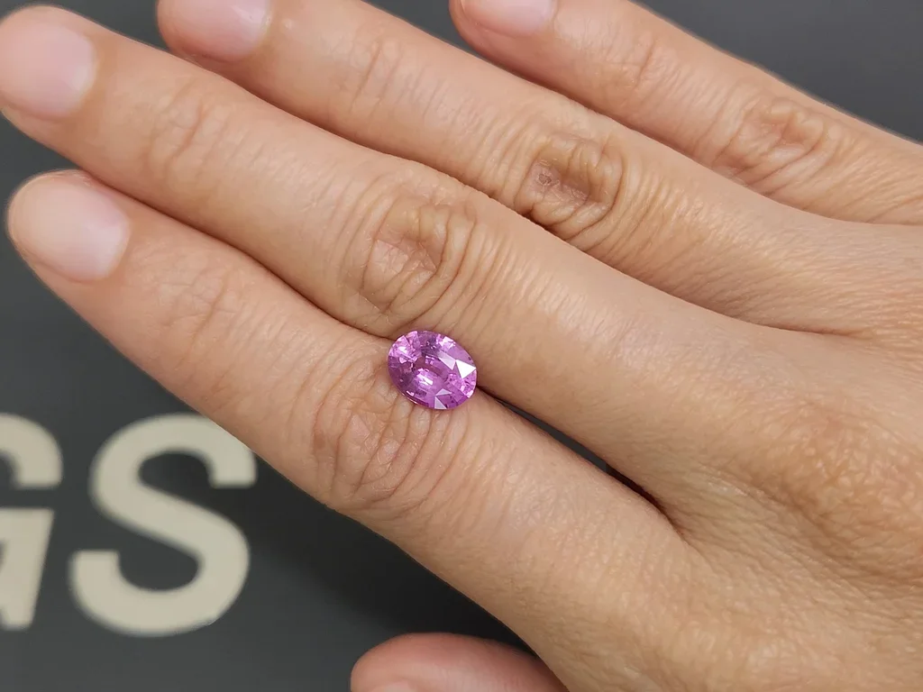 Негретый сапфир Vivid Pink в огранке овал 1,83 карата, Шри-Ланка Изображение №2