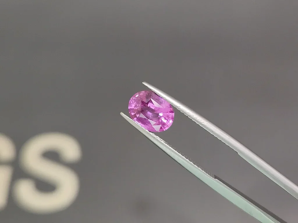 Негретый сапфир Vivid Pink в огранке овал 1,83 карата, Шри-Ланка Изображение №3
