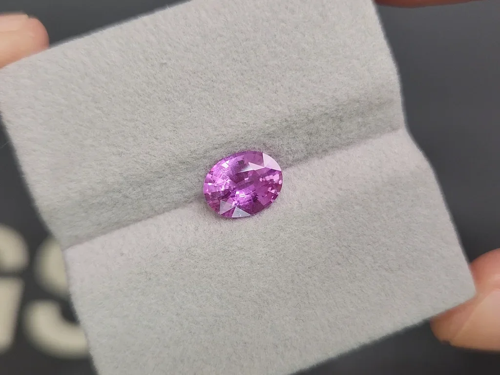 Негретый сапфир Vivid Pink в огранке овал 1,83 карата, Шри-Ланка Изображение №4