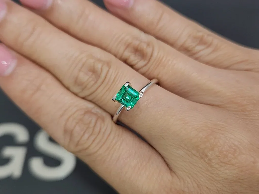 Изумруд Vivid Green в огранке октагон 0,73 карата, Панджшер Изображение №5