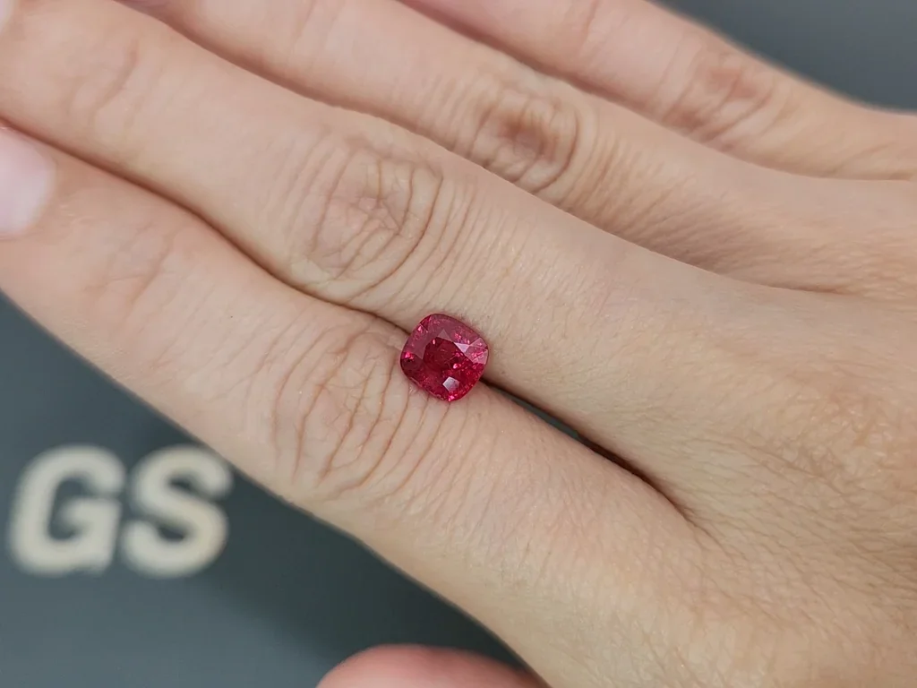 Шпинель Vivid Red в огранке кушон 1,62 карат, Бирма Изображение №2