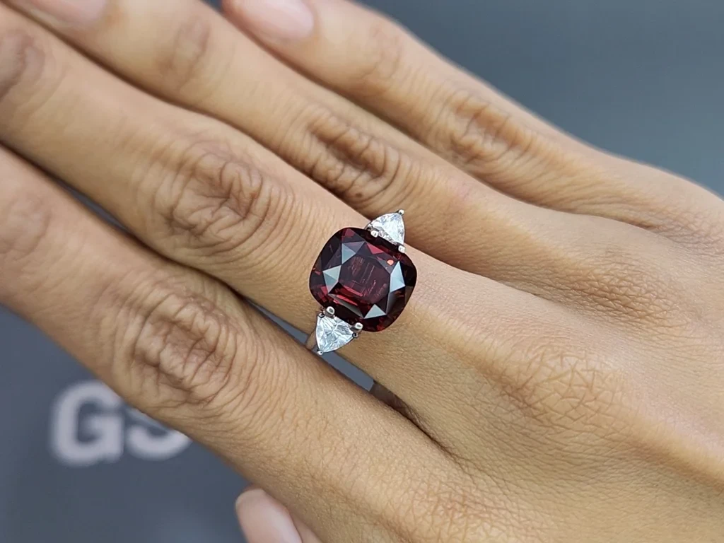 Насыщенная красная шпинель в огранке кушон 6,54 карат, Вьетнам Изображение №5