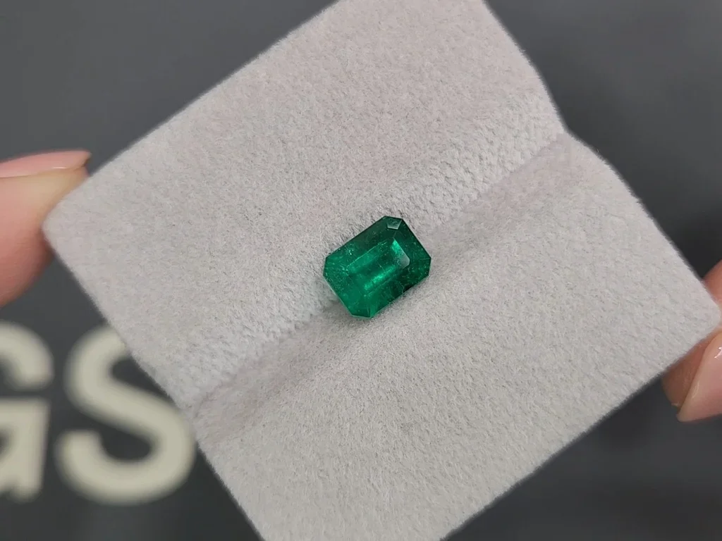 Изумруд цвета "Muzo Green" в огранке октагон 1,57 карат, Колумбия Изображение №4
