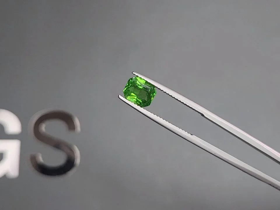 Гранат цаворит Intense Green в огранке радиант 2,53 карата, Танзания  Изображение №3