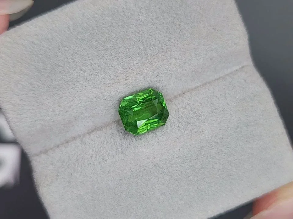 Гранат цаворит Intense Green в огранке радиант 2,53 карата, Танзания  Изображение №4