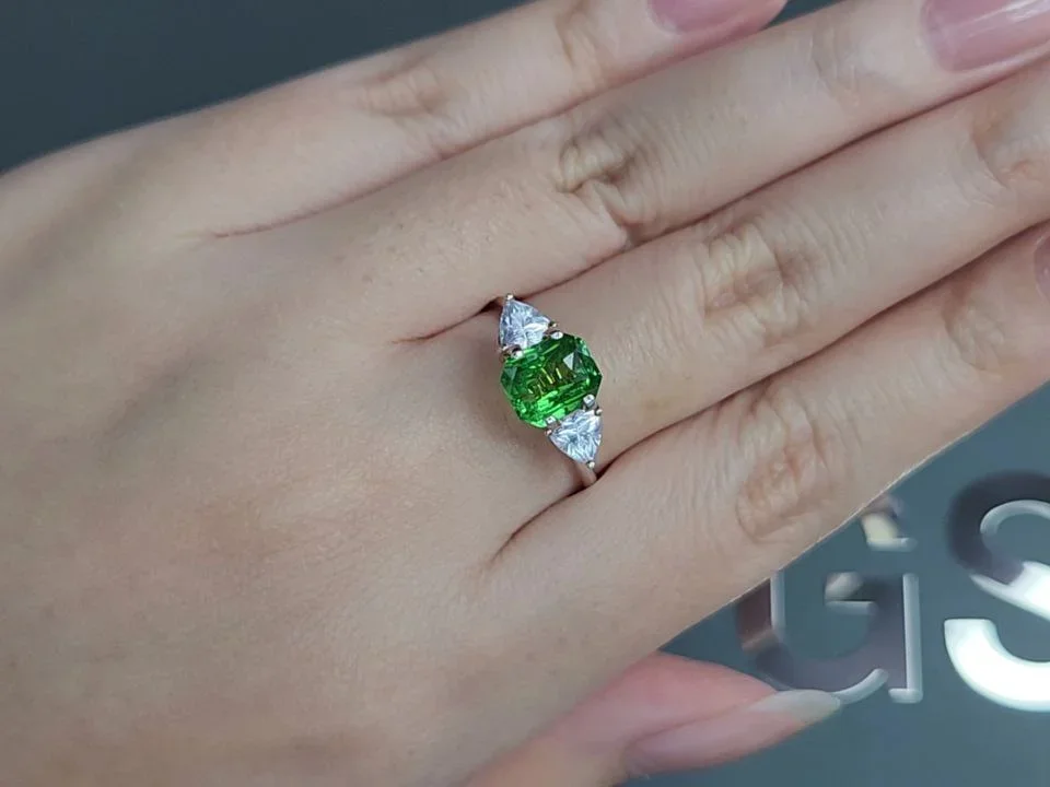 Гранат цаворит Intense Green в огранке радиант 2,53 карата, Танзания  Изображение №5