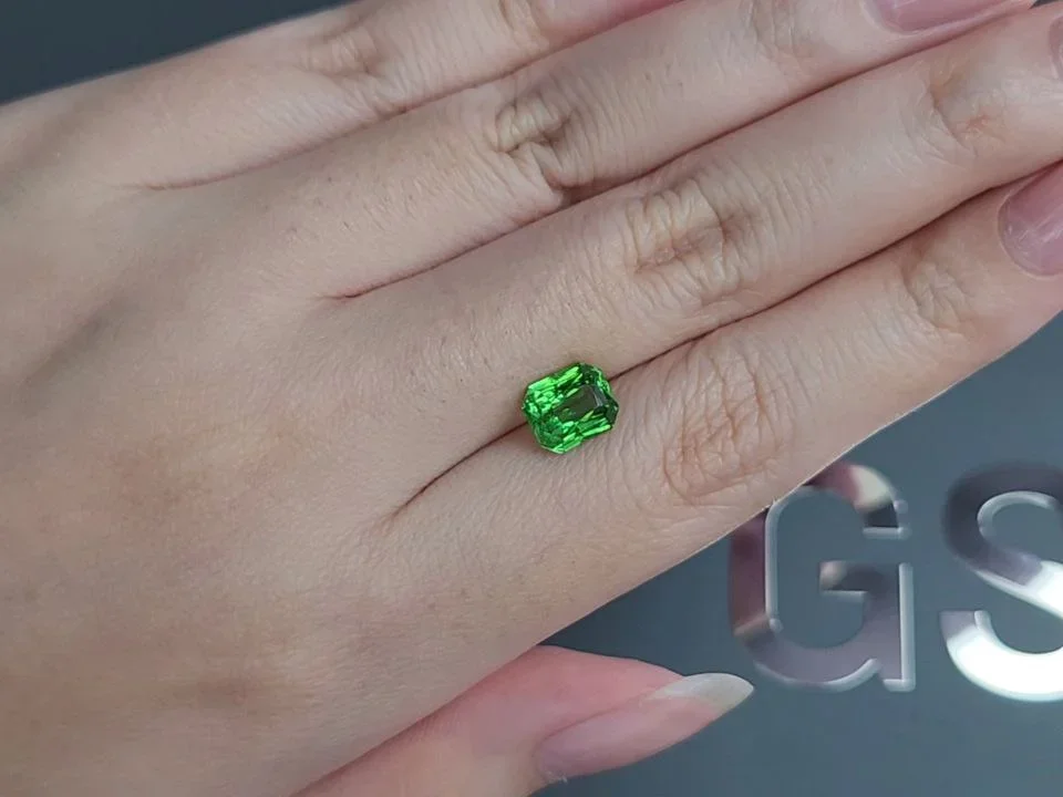 Гранат цаворит Intense Green в огранке радиант 2,53 карата, Танзания  Изображение №2