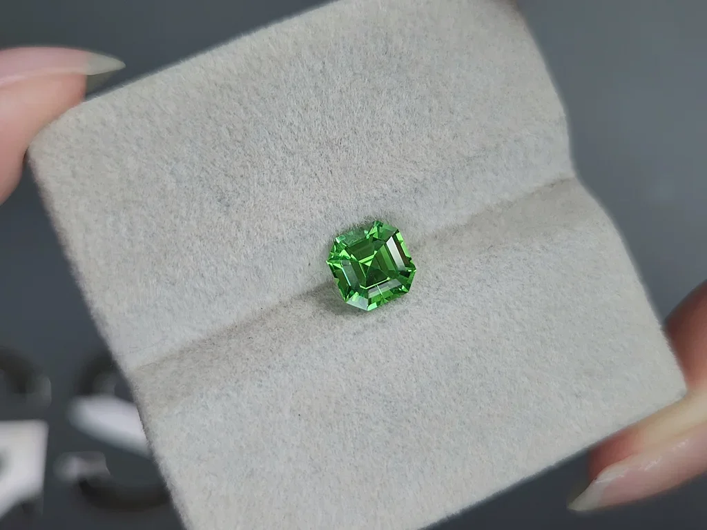 Гранат цаворит Neon Green в огранке ашер 1,34 карата, Танзания  Изображение №3