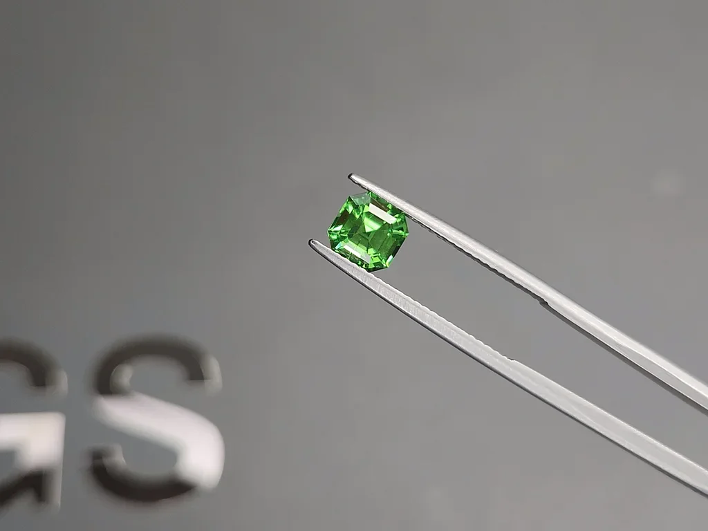 Гранат цаворит Neon Green в огранке ашер 1,34 карата, Танзания  Изображение №4