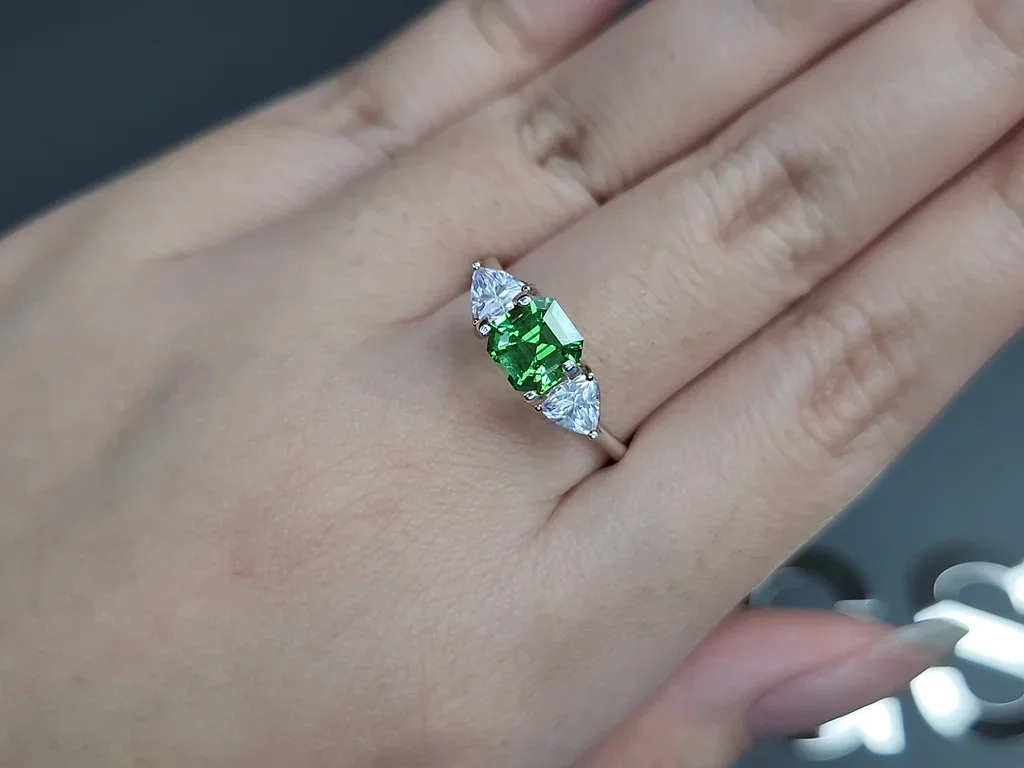 Гранат цаворит Neon Green в огранке ашер 1,34 карата, Танзания  Изображение №5