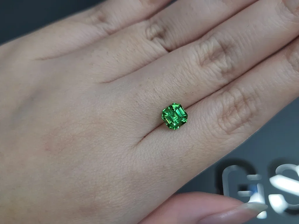 Гранат цаворит Neon Green в огранке ашер 1,34 карата, Танзания  Изображение №2