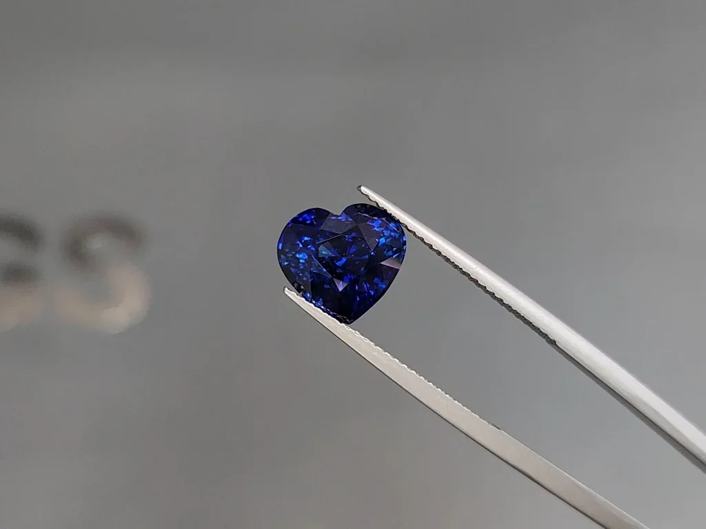 Сапфир Vivid Blue в огранке сердце 5.01 карат, Шри-Ланка  Изображение №3