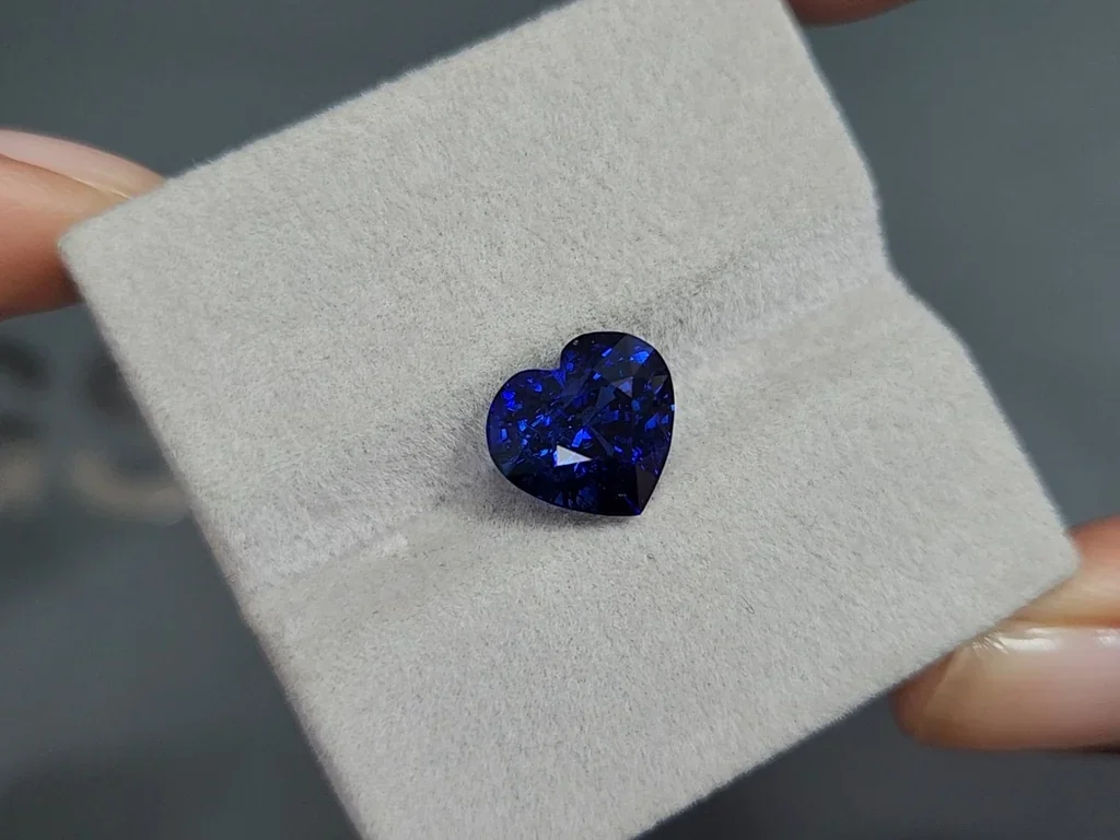 Сапфир Vivid Blue в огранке сердце 5.01 карат, Шри-Ланка  Изображение №4