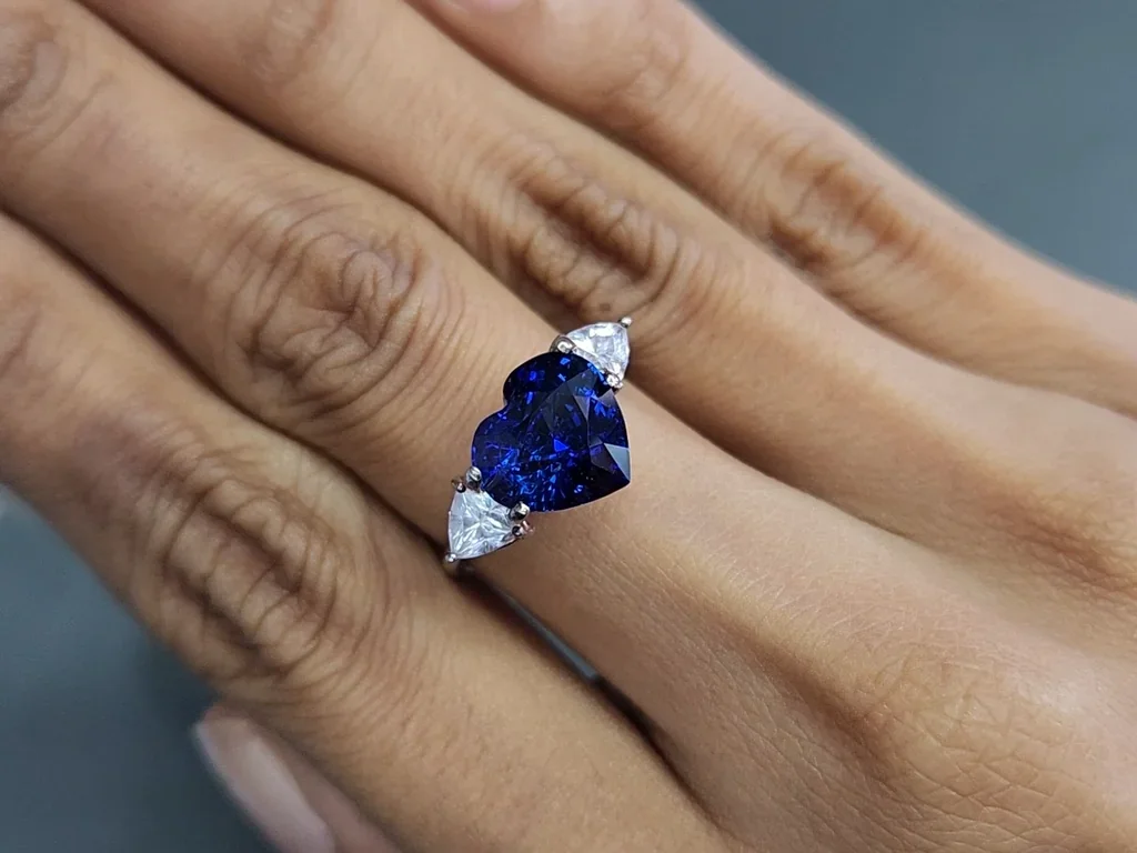 Сапфир Vivid Blue в огранке сердце 5.01 карат, Шри-Ланка  Изображение №5