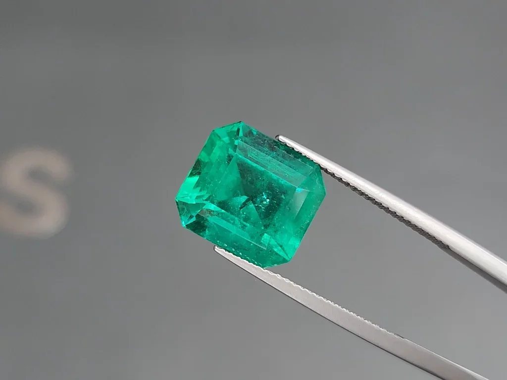 Изумруд Muzo Vivid Green в огранке октагон 7,65 карата, Колумбия (GRS) Изображение №3