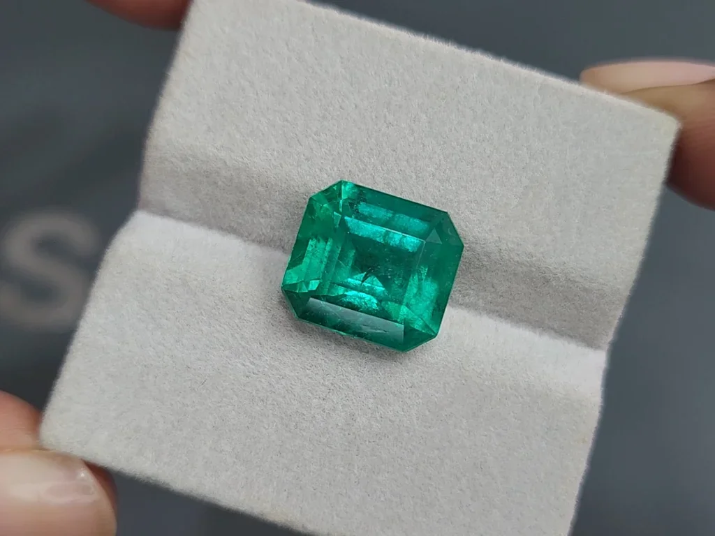 Изумруд Muzo Vivid Green в огранке октагон 7,65 карата, Колумбия (GRS) Изображение №4
