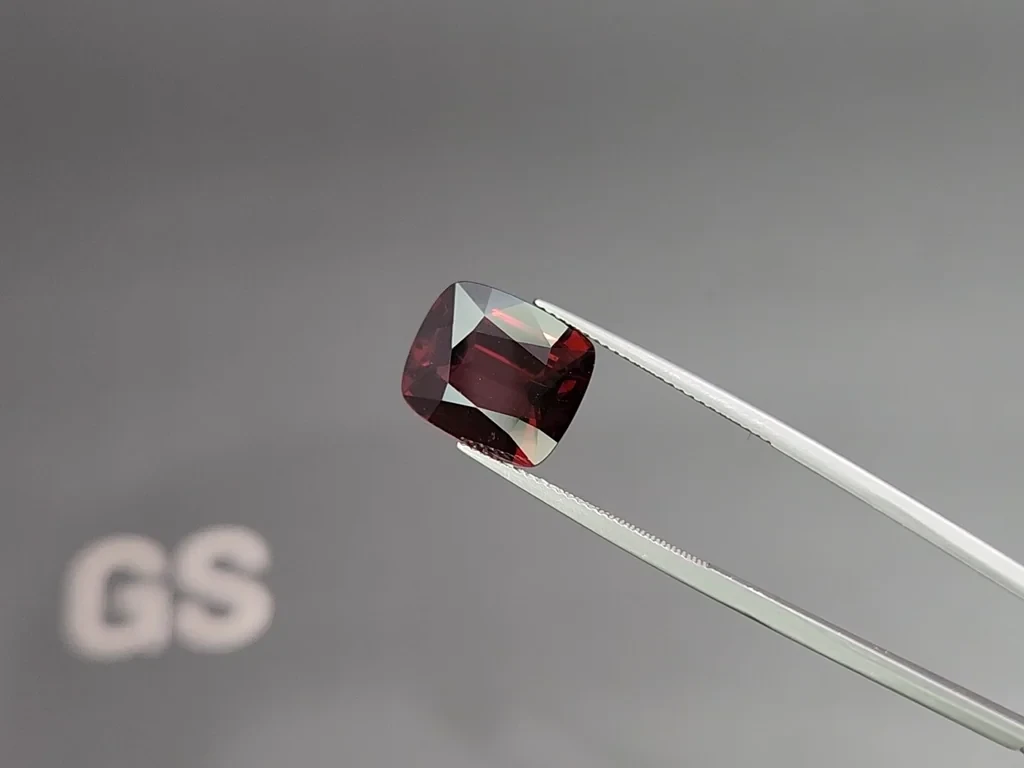 Ярко-красная шпинель в огранке кушон 9,57 карат, Вьетнам Изображение №3