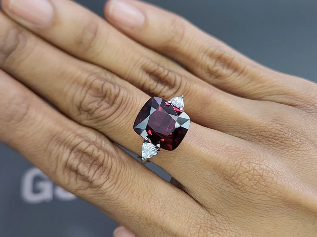Ярко-красная шпинель в огранке кушон 9,57 карат, Вьетнам Изображение №5