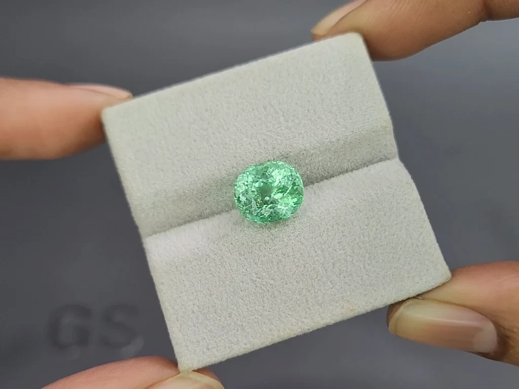 Параиба Neon Green в огранке кушон 4,30 карат, Мозамбик Изображение №4