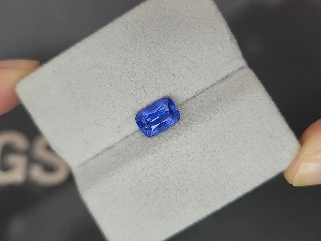 Лот №6. Негретый Cornflower Blue сапфир в огранке кушон 2,08 карат, Шри-Ланка Изображение №4
