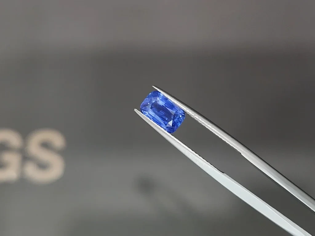 Лот №6. Негретый Cornflower Blue сапфир в огранке кушон 2,08 карат, Шри-Ланка Изображение №3