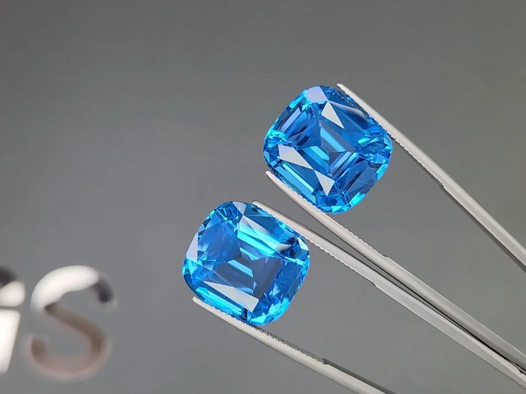 Сет из ярко-голубых Swiss Blue топазов в огранке кушон 66,96 карата, Бразилия  Изображение №4