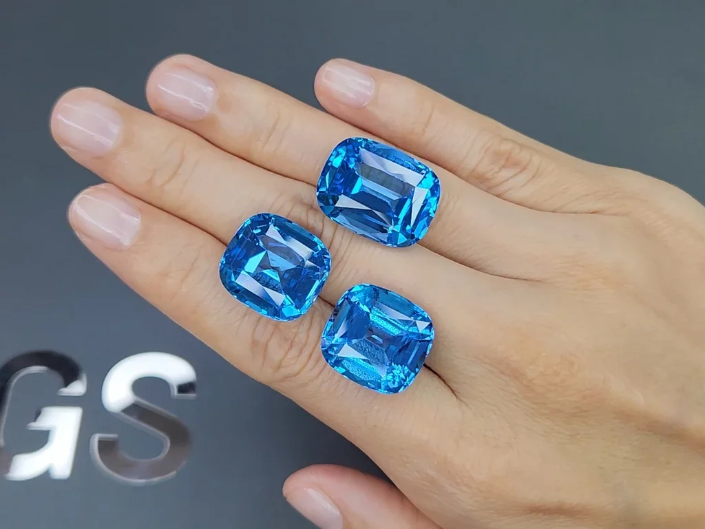 Сет из ярко-голубых Swiss Blue топазов в огранке кушон 66,96 карата, Бразилия  Изображение №2