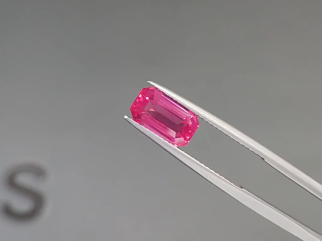 Розовая шпинель Махенге Vivid Pink в огранке октагон 3,01 карата, Танзания Изображение №3