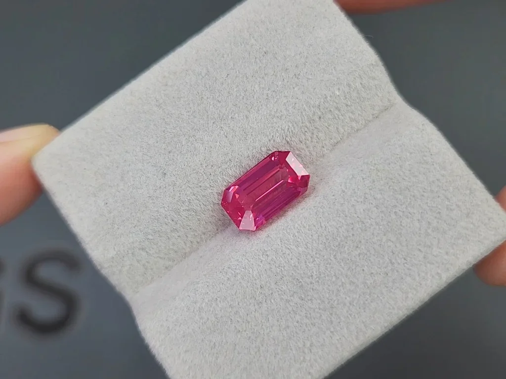Розовая шпинель Махенге Vivid Pink в огранке октагон 3,01 карата, Танзания Изображение №4