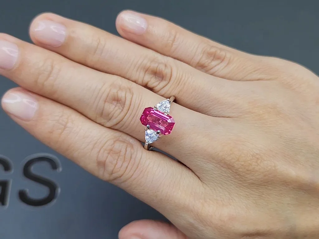 Розовая шпинель Махенге Vivid Pink в огранке октагон 3,01 карата, Танзания Изображение №5