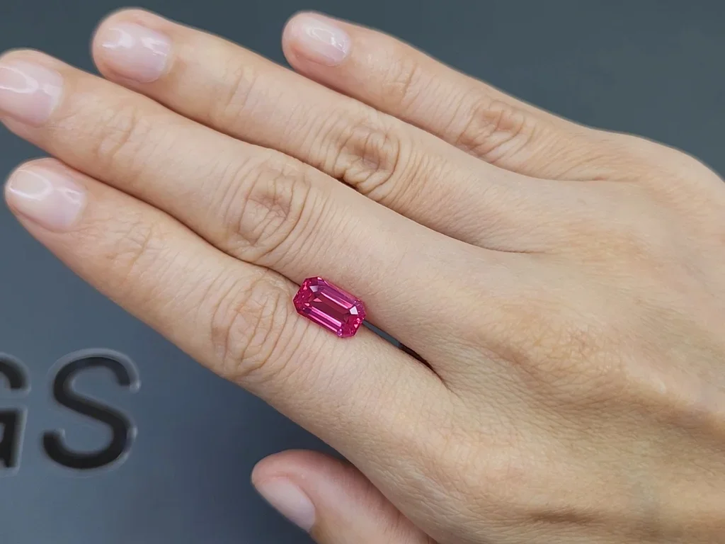 Розовая шпинель Махенге Vivid Pink в огранке октагон 3,01 карата, Танзания Изображение №2