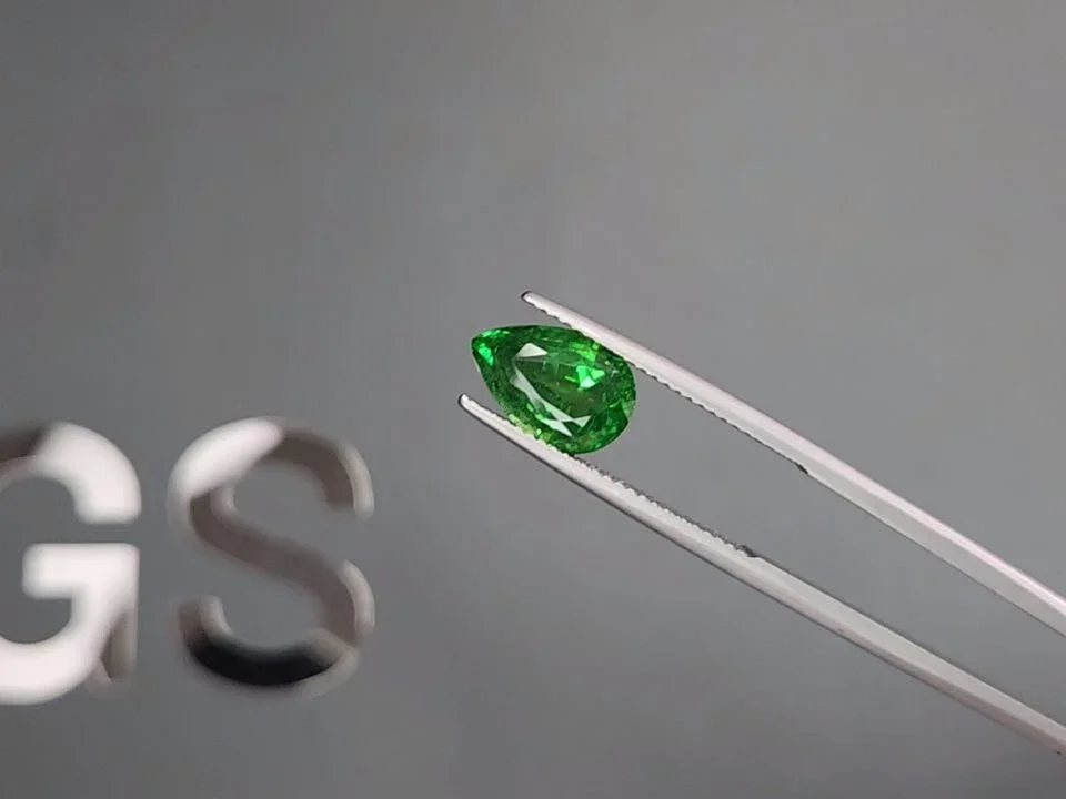 Гранат цаворит Intense Green в огранке груша 3,30 карата, Танзания  Изображение №3