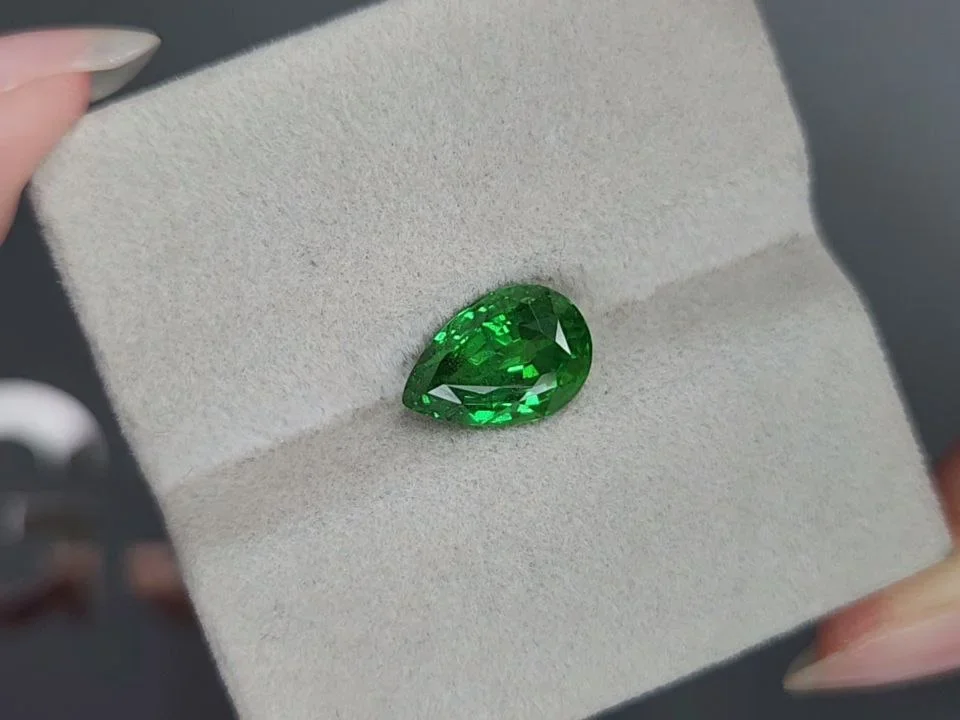 Гранат цаворит Intense Green в огранке груша 3,30 карата, Танзания  Изображение №4