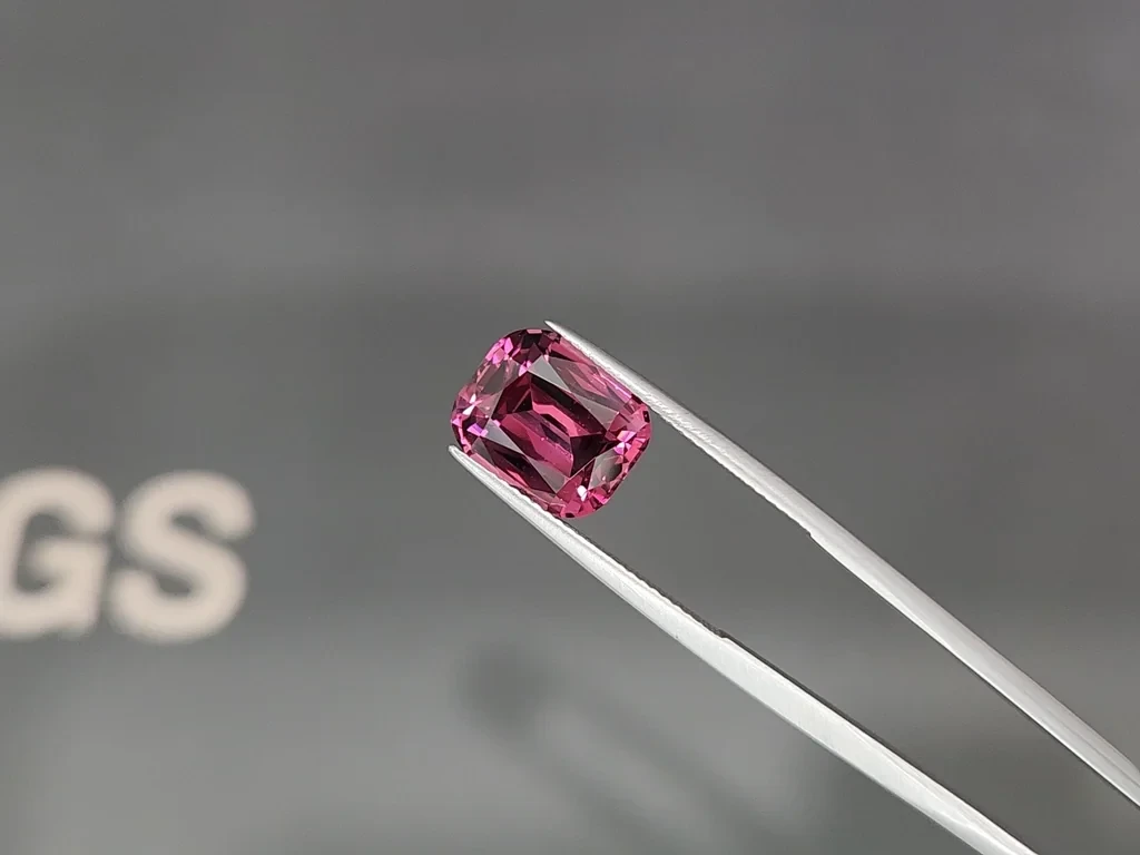 Гранат родолит Vivid Pink в огранке кушон 6,53 карат, Танзания Изображение №3