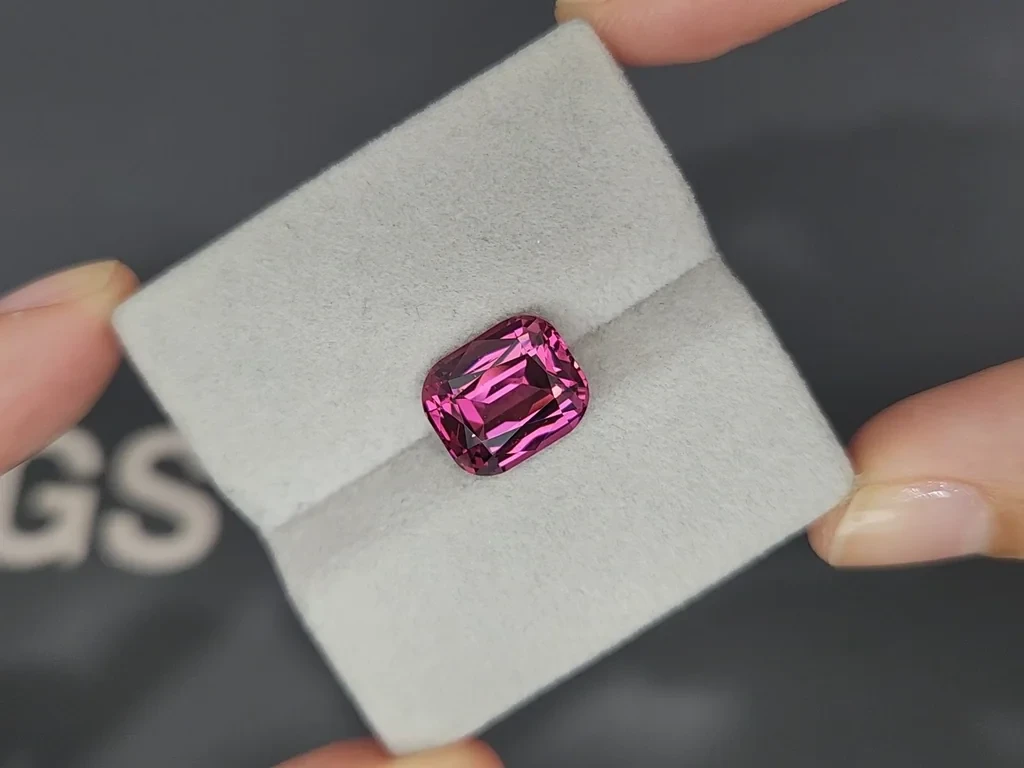 Гранат родолит Vivid Pink в огранке кушон 6,53 карат, Танзания Изображение №4