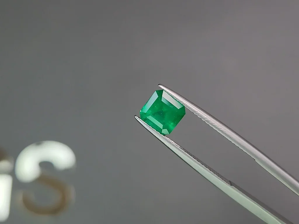 Изумруд цвета Vivid Green 1,19 карат, Колумбия Изображение №3