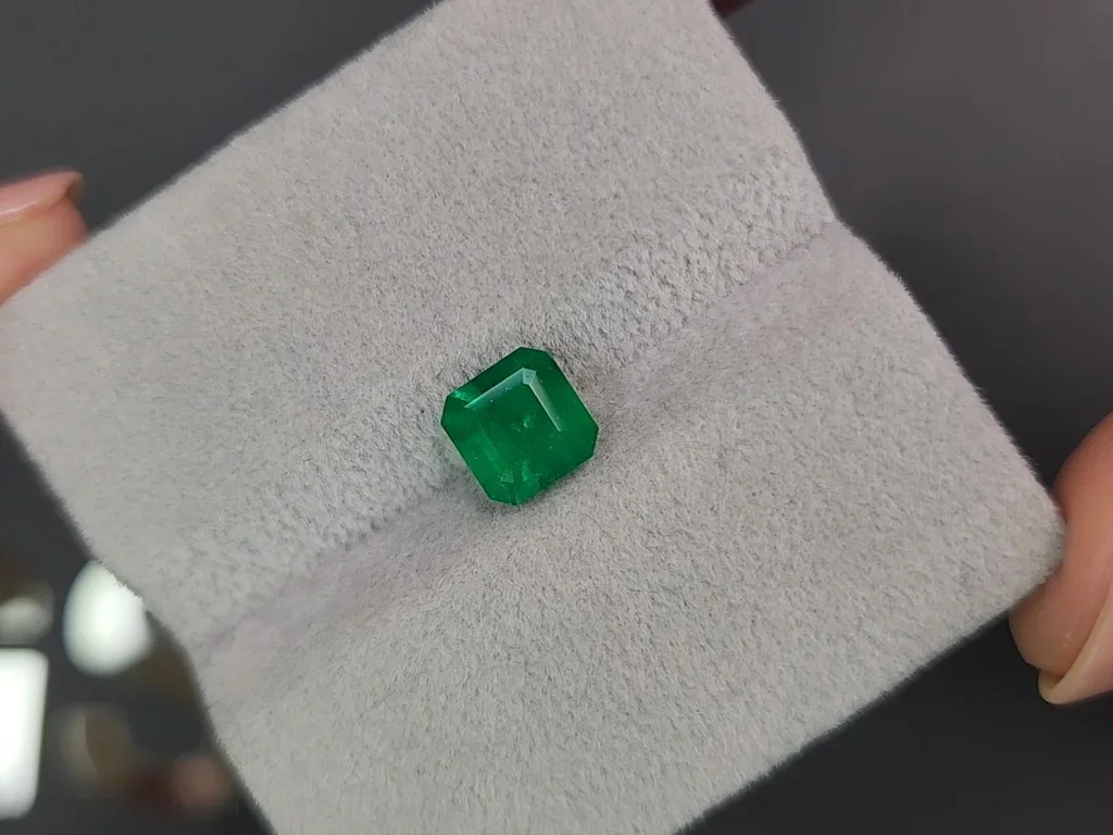 Изумруд цвета Vivid Green 1,19 карат, Колумбия Изображение №4