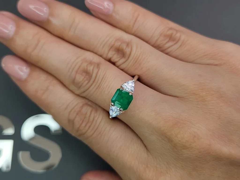 Изумруд цвета Vivid Green 1,19 карат, Колумбия Изображение №5